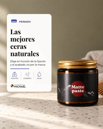 Las mejores ceras naturales: bote de la cera Matte Paste de Michael junto a un peine de madera